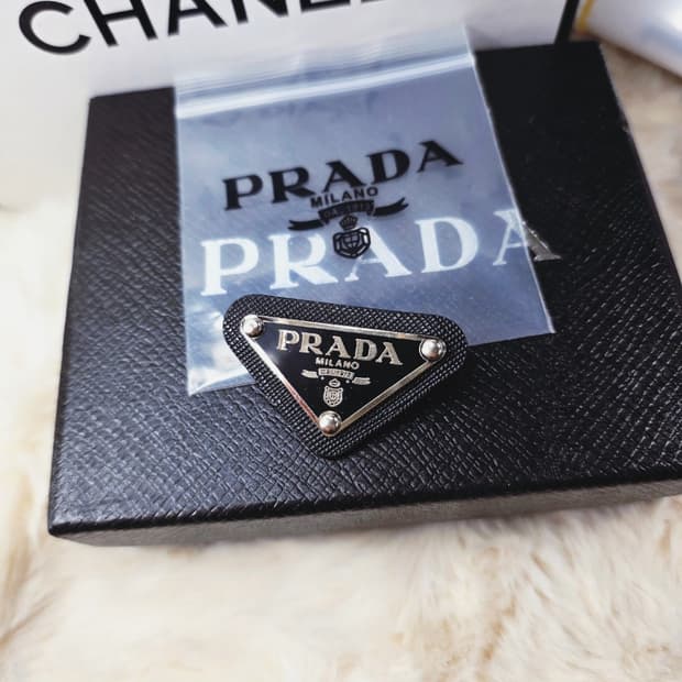 빈티지 프라다 가죽 브로치 