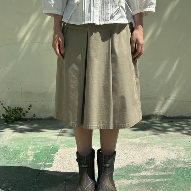 베이지 주름 미디스커트