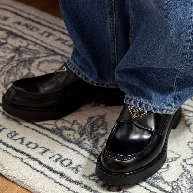 프라다 초콜릿 브러시드 가죽 로퍼(7size)