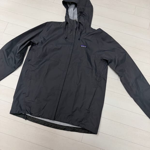 파타고니아 토렌쉘 L 사이즈  상태 9.8/10  최신 큐알 버전 사진찍