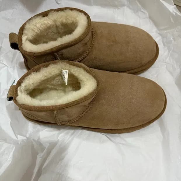 UGG 스웨이드 레더 미니 부츠 (클래식 울트라 미니) 250