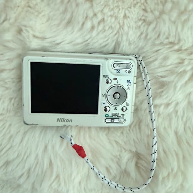 니콘 쿨픽스 S1 판매합니다(충전기, 리더기 포함)