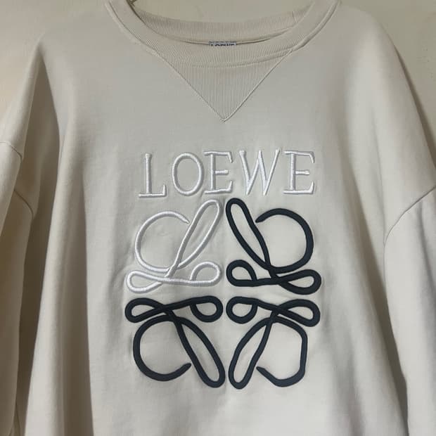 로에베 로고 아나그램 아이보리 맨투맨 팝니다.