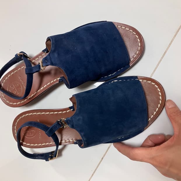 토리버치 스웨이드 네이비 스트랩 샌들 6사이즈