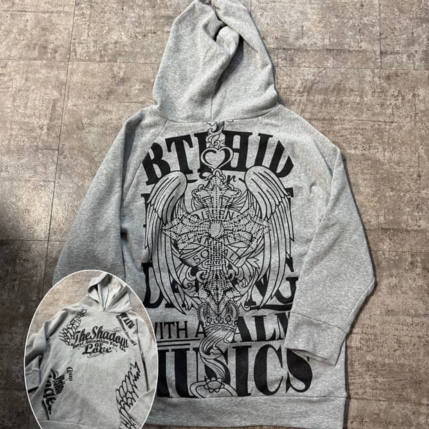 백 스터드 디테일 펑크 그래픽 후디드 스웻셔츠