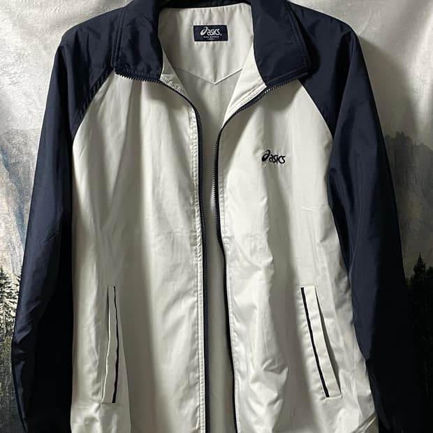 105XL 아식스 화이트/네이비 올드스쿨 바람막이
