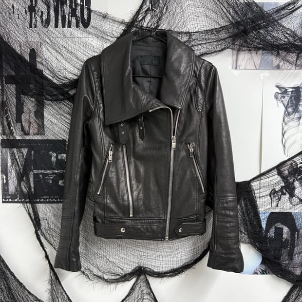 Unbalanced zipper detail leather jacket