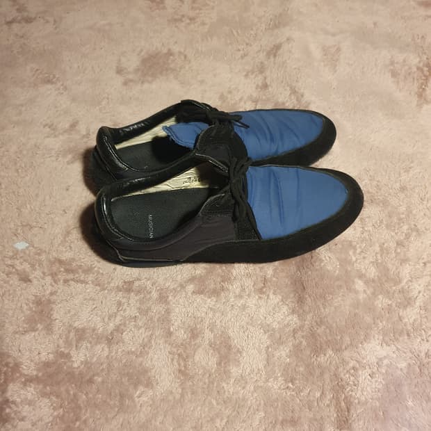 Lad musician plat shoes