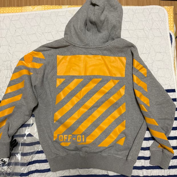 몽클레어 오프화이트 후드티