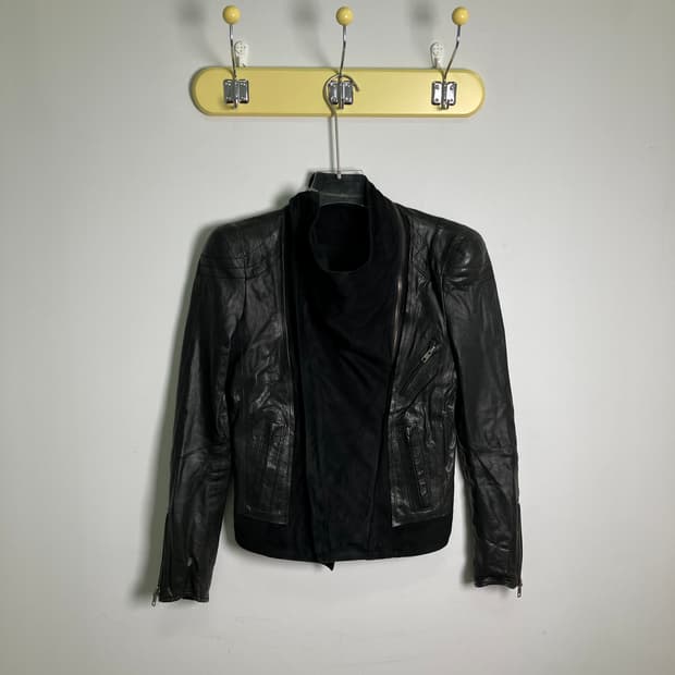 시스템 비대칭 사선 하이넥 램스킨 자켓 