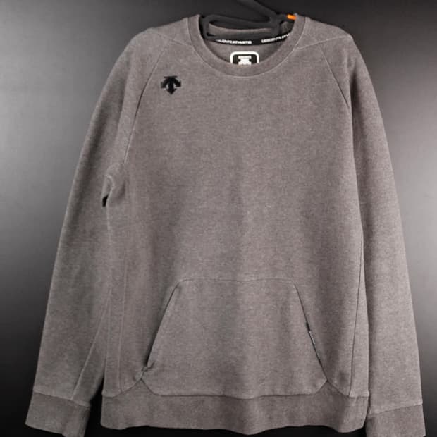 데상트 그레이 맨투맨