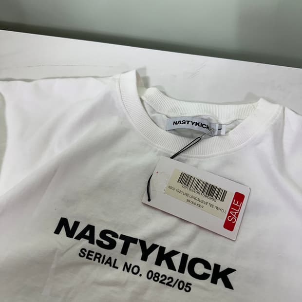L 네스티킥 화이트 빅로고 라운드 긴팔슬리브