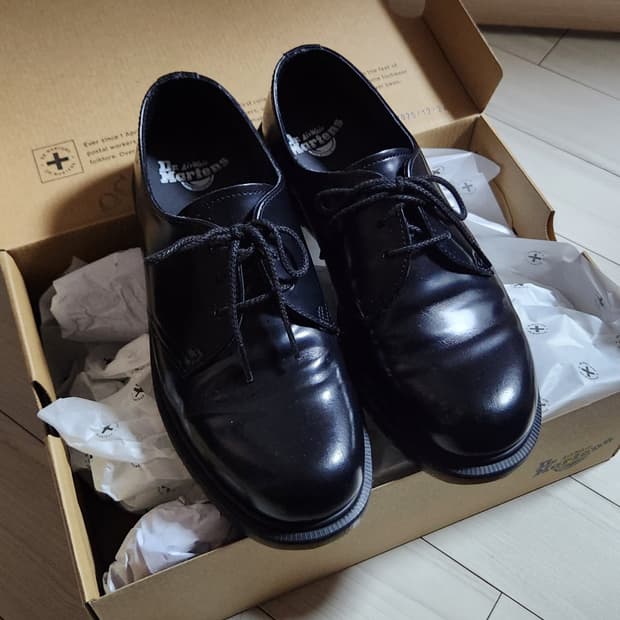 [닥터마틴] 메이페어 3홀 폴리쉬드 스무스(UK 7)