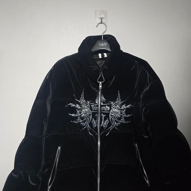 베트멍 엠브로이더리 푸퍼 패딩자켓