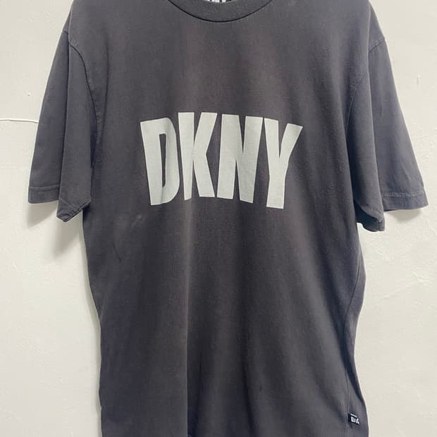 DKNY 90‘s 로고 스펠아웃 차콜 반팔