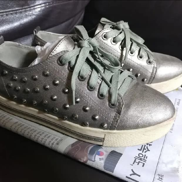 스터드 장식 징 스니커즈 운동화 235
