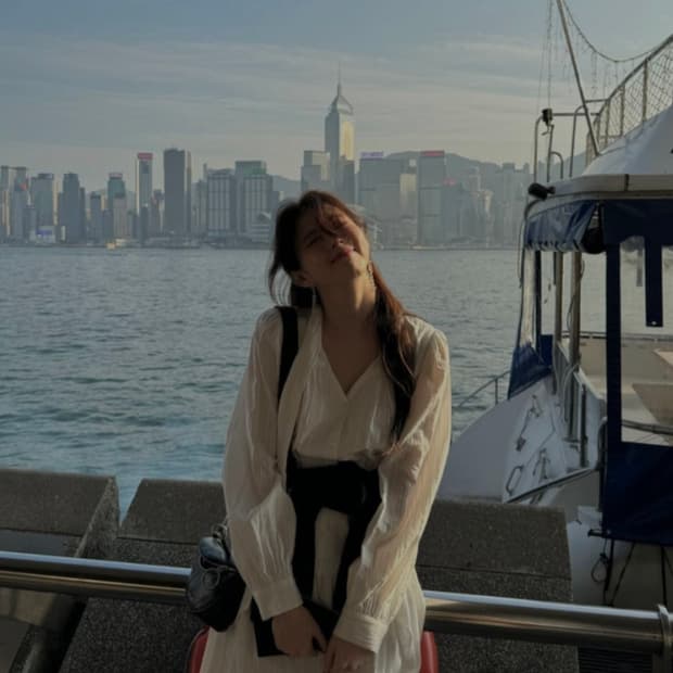 한소희 PICK)찰스앤키스 필로미나 크링클 이펙트 크로스백