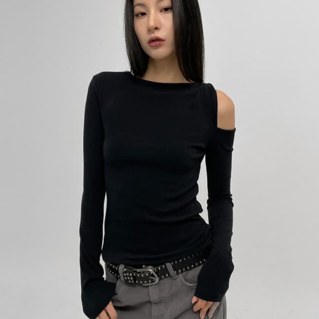 블랙업 오프숄더 슬리브