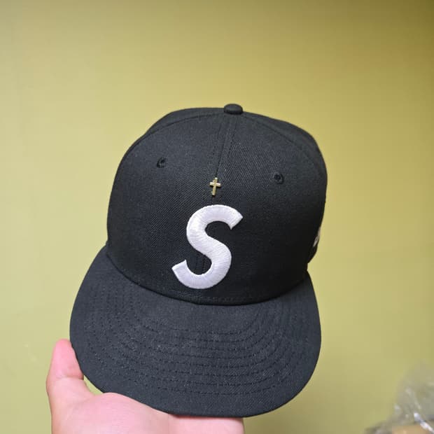 슈프림 골드 크로스 S 뉴에라 블랙