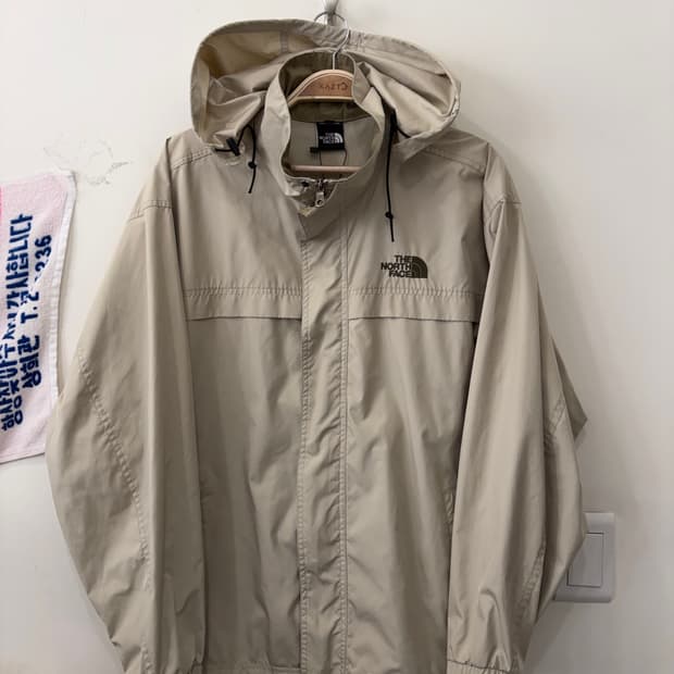 375. 노스페이스 바람막이