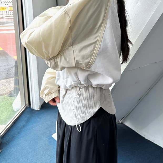 Wide silhouette design shiirred sleeve