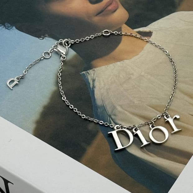 디올 이니셜 팔찌