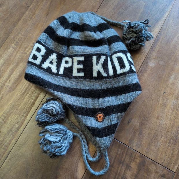 베이프 키즈 그레이 스트라이프 폼폼 비니