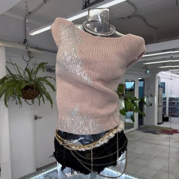 메탈 디테일 핑크베이지 반팔 니트