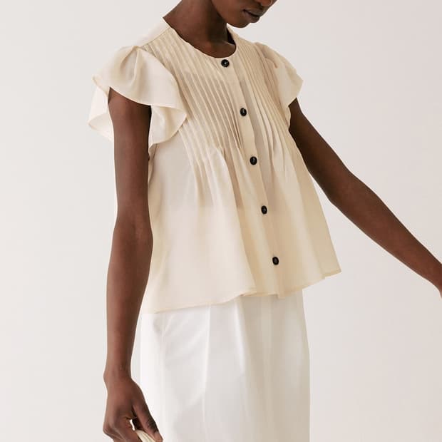 킨더살몬 핀턱 러플 슬리브 블라우스 크림