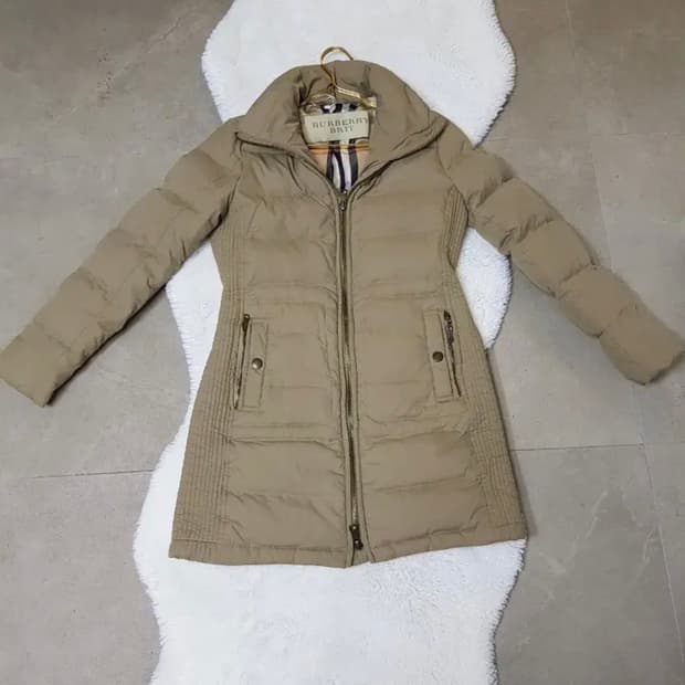 정품 버버리 패딩. 66