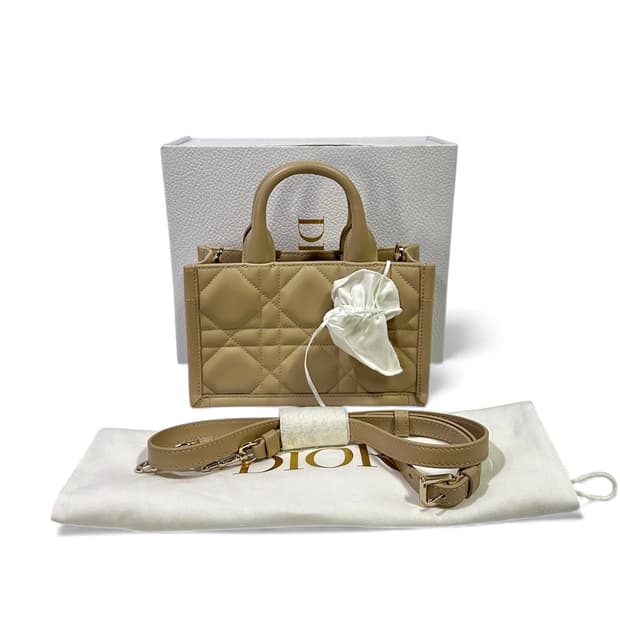 [새상품] 디올 북토트 까나쥬 미니백 파우더 베이지