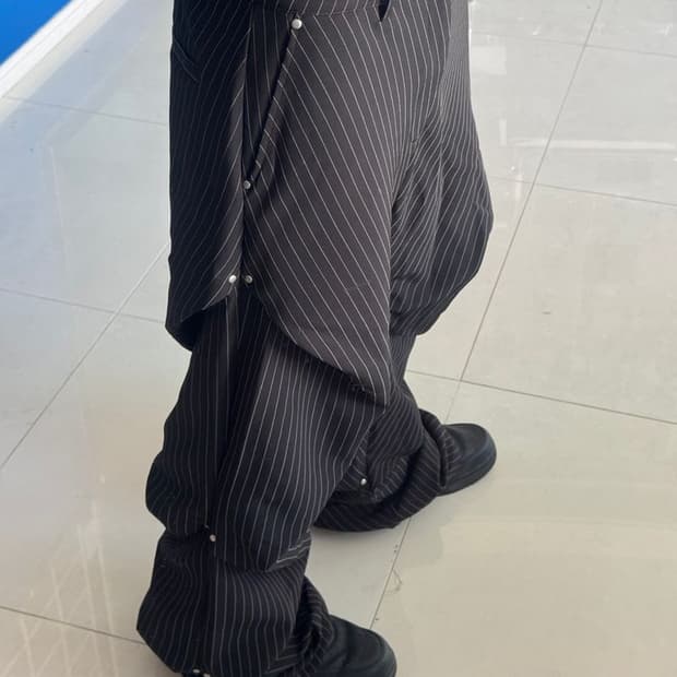 STRIPED SLACKS 줄무늬 슬랙스
