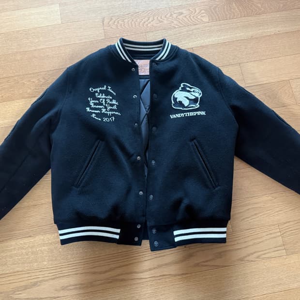 반디 더 핑크 이어 오브 래빗 바시티 자켓 블랙