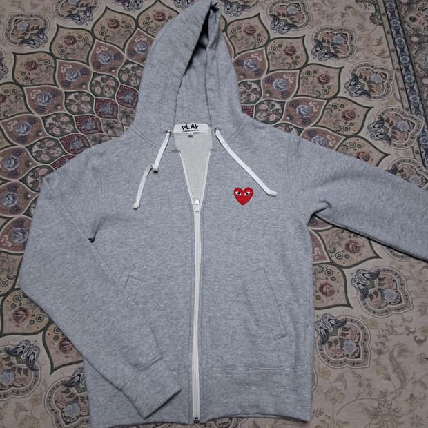 꼼데 플레이 후드집업 