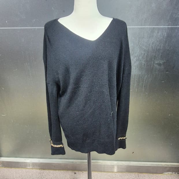 블랙 색상의 V넥 니트