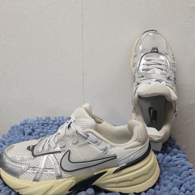 나이키 V2K 런 퓨어 플래티넘 라이트 아이언 오어 235