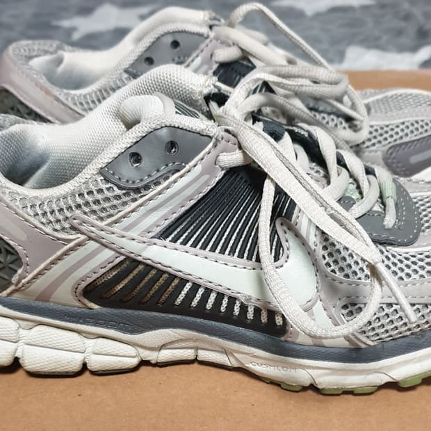 나이키 줌보메로5 코블스톤&플랫퓨어 스니커즈 (225)