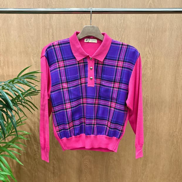 꾸레쥬 울 카라 니트 퍼플 체크 배색 로고 버튼 디테일 레귤러핏 핑크