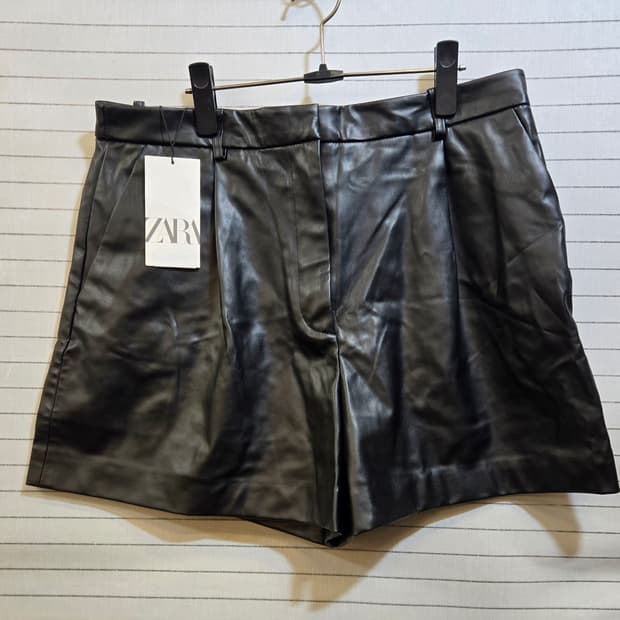 자라 블랙레더 반바지
