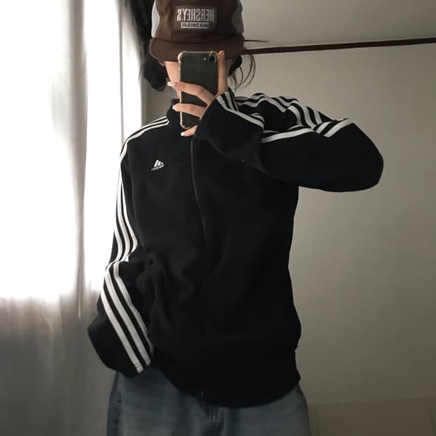 아디다스 검흰 후리스 집업