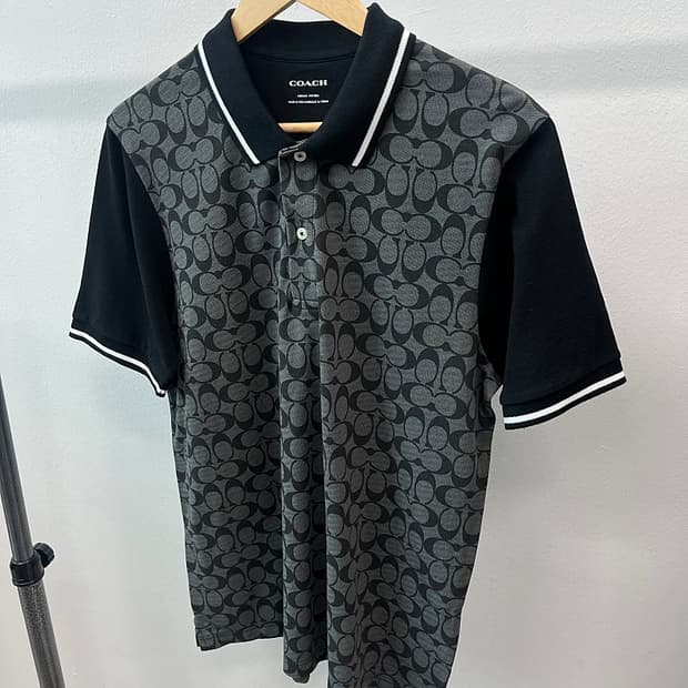 100) 코치 24ss 로고 반팔 카라티 