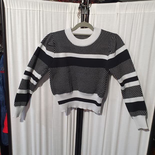 [s]블랙/화이트 스트라이프 크롭 니트 2200322