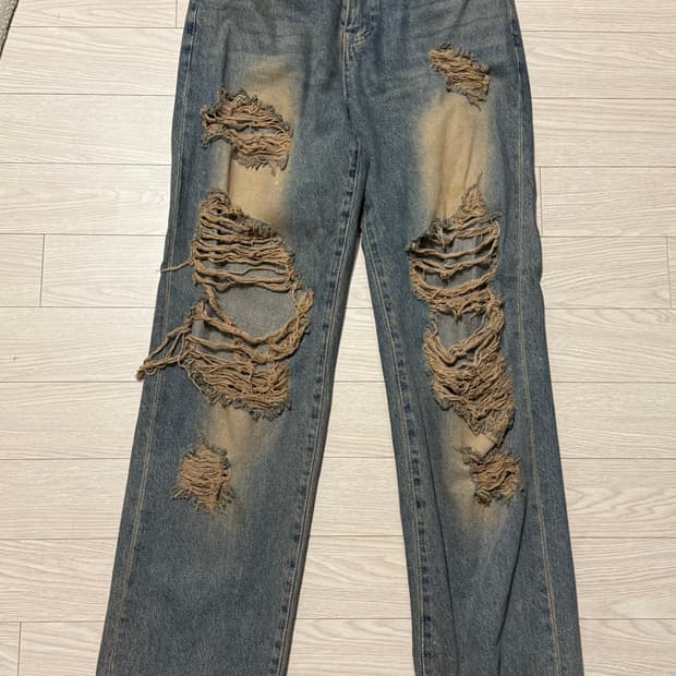 Destroyed jeans