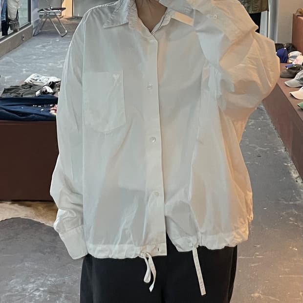 아미 드로스트링 화이트 셔츠 H2138