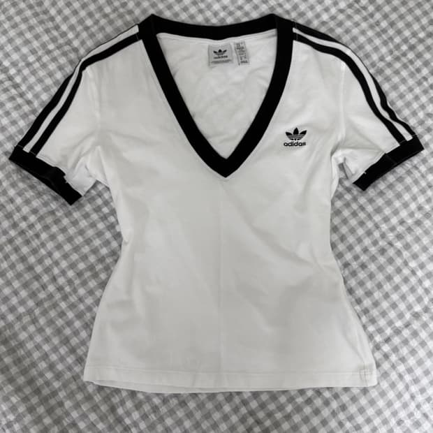 아디다스 브이넥 슬림핏 티셔츠 3S V neck tshirts