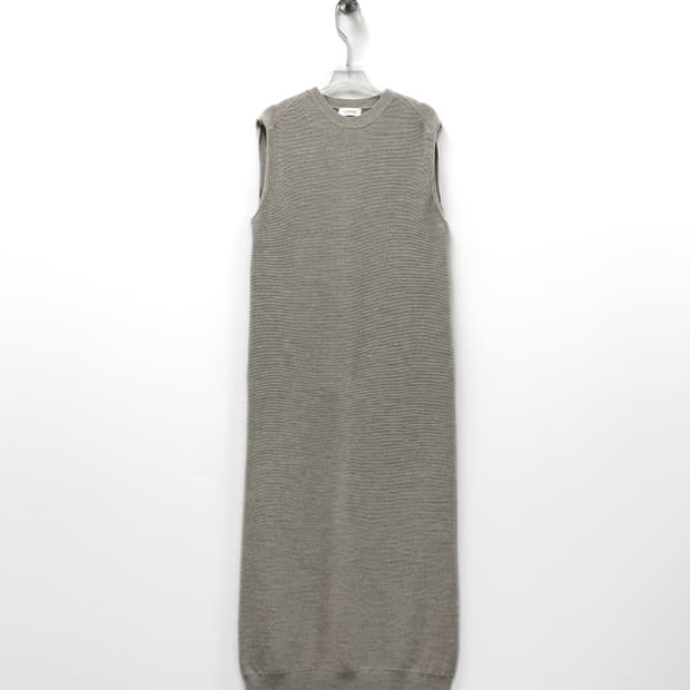 르메르 메리노 울 블렌드 백 버튼 디테일 니트 원피스