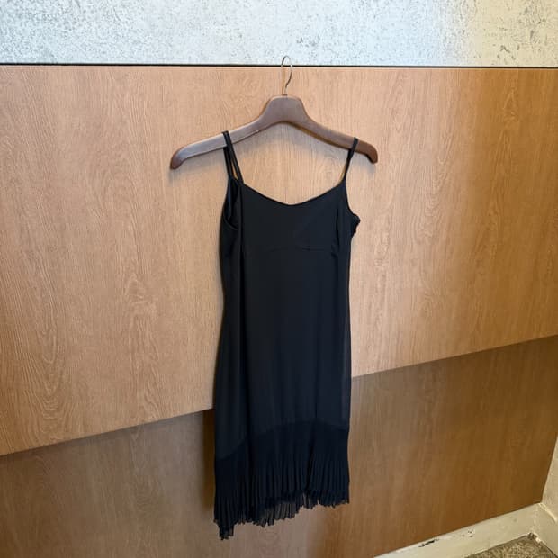 빈티지 슬리브리스 원피스 밑단 플리츠 디테일 블랙 K183