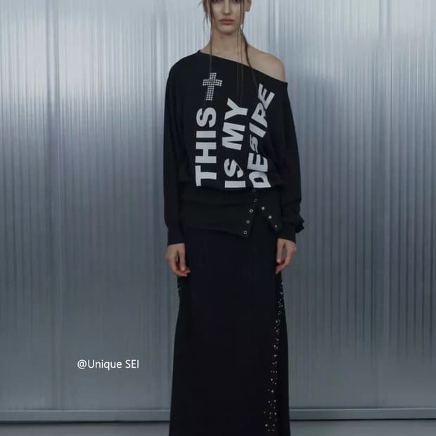 오프숄더 레터링 크로스 포인트 루즈핏 긴팔 티셔츠