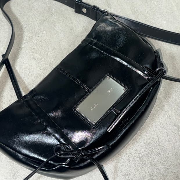 마뗑킴 하프 셔링 리본 라운드백 블랙