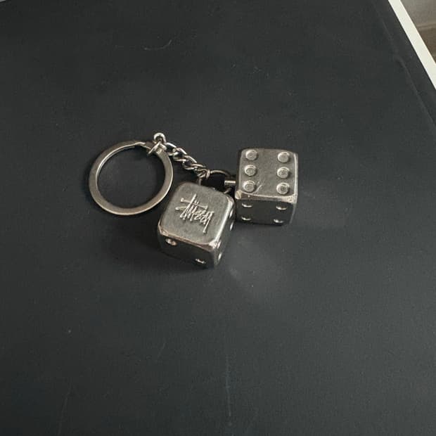 스투시 metal dice keychain